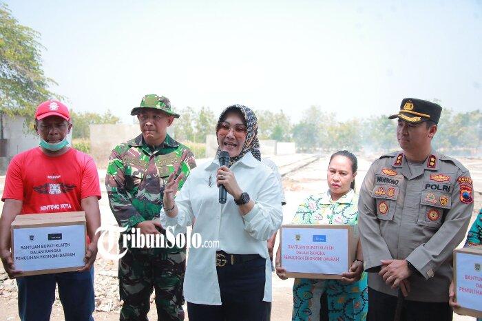 Bupati-Klaten-Sri-Mulyani-memberikan-bantuan-kepada-sejumlah-warga-sekitar-pasar-darurat.jpg