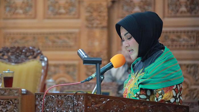 Bupati-Klaten-Sri-Mulyani-menyampaikan-jawaban.jpg