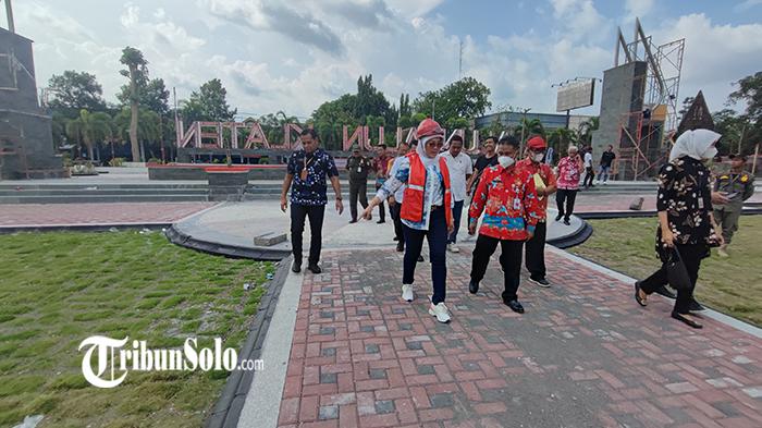 Bupati-Klaten-Sri-Mulyani-saat-melakukan-sidak-revitalisasi-Alun-alun-Kota-Klaten.jpg