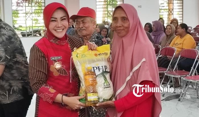 Bupati-Klaten-Sri-Mulyani-saat-menyerahkan-paket-sembako.jpg