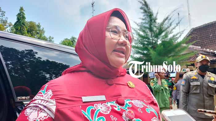 Bupati-Sragen-Kusdinar-Untung-Yuni-Sukowati-saat-ditemui-Senin-12122022.jpg