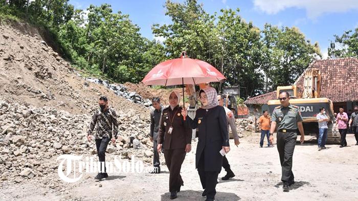 Bupati-Sukoharjo-Etik-Suryani-bertindak-tegas-terkait-aktivitas-galian-C-ilegal.jpg