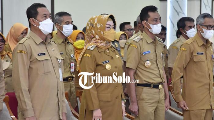 Bupati-Sukoharjo-Etik-Suryani-menandatangani-kontrak.jpg