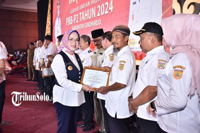 Bupati-Sukoharjo-Etik-Suryani-menghadiri-acara-Tax-Gathering-Gebyar-Undian-Hadiah-PBB-P2.jpg