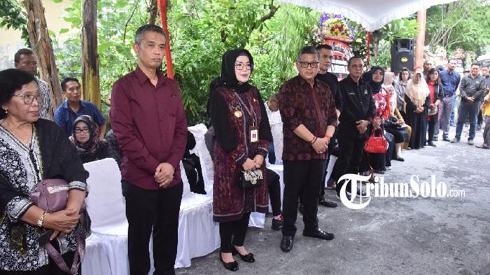 Bupati-Sukoharjo-Etik-Suryani-menyempatkan-datang-untuk-takziah.jpg