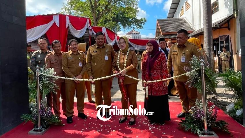 Bupati-Sukoharjo-Etik-Suryani-resmi-melaunching-2-SD-Unggulan-2.jpg