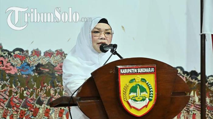 Bupati-Sukoharjo-Etik-Suryani-saat-sambutan-dalam-pengajian-Nuzulul.jpg
