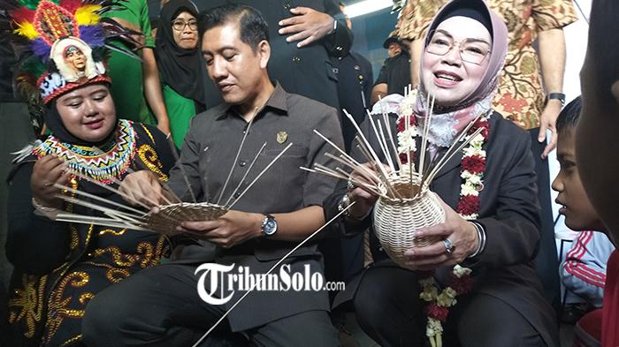 Bupati-Sukoharjo-Etik-Suryani-tengah-menganyam-saat-acara-Grebeg-Penjalin-yang-ke-7.jpg