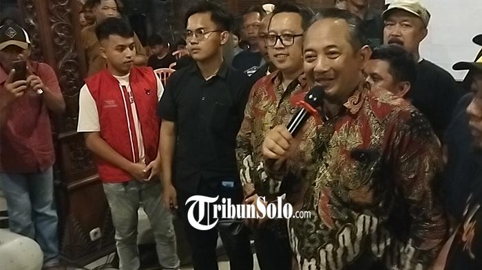 Cabup-cawabup-Karanganyar-nomor-urut-02-Rober-Christanto-dan-Adhe-Eliana-merayakan-keunggulan.jpg