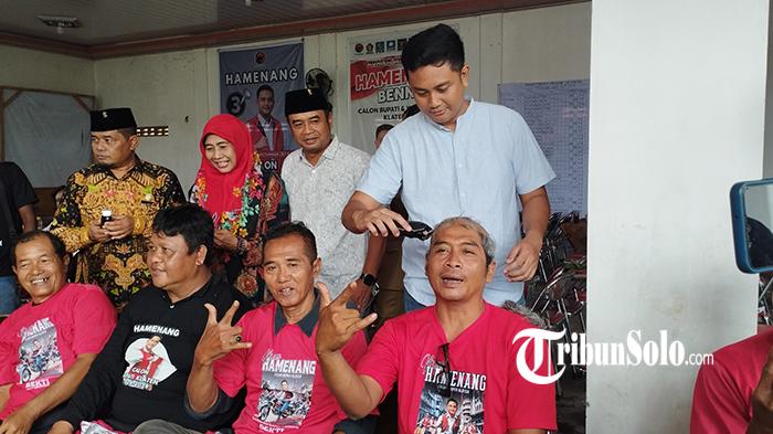Cabup-peraih-suara-tinggi-Pilkada-Klaten-Hemamenang-Wajar-Ismoyo-saat-memotong-rambut-relawan.jpg