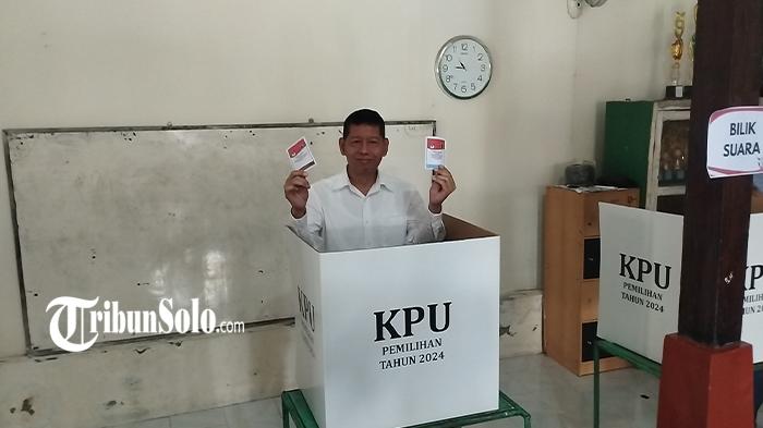 Calon-bupati-Klaten-nomor-2-Herry-Wibowo-mencoblos-di-TPS-3-Dukuh-Metuk-Kidul-Klaten.jpg