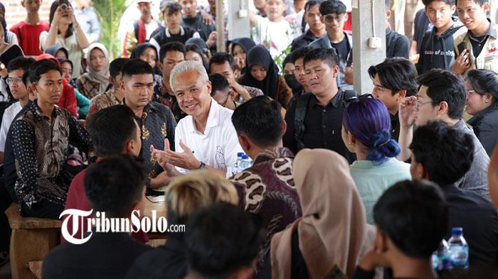 Capres-03-Ganjar-temui-anak-muda-Klaten-di-Kopi-Story-Kecamatan-Klaten-Selatan-Kabupaten-Klaten.jpg