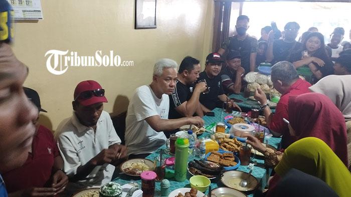 Capres-nomor-urut-3-Ganjar-Pranowo-saat-sarapan-di-warung-soto-Mbah-Lanjar-Boyolali.jpg