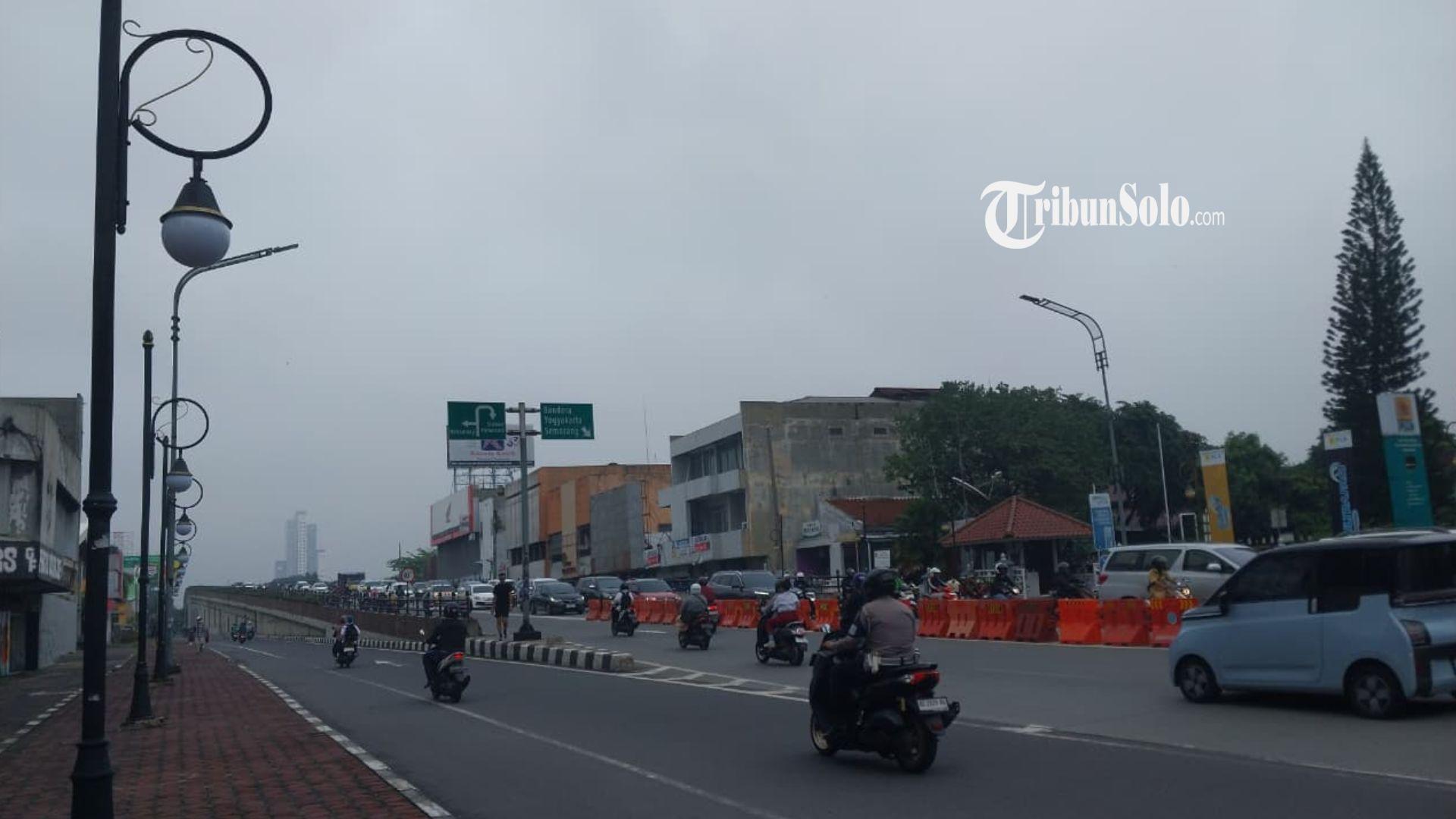 Cuaca-mendung-di-sekitar-kawasan-Fly-Over-Purwosari-Solo-Jawa-Tengah-Senin-1212026-pagi.jpg