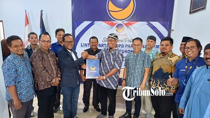 Cucu-Paku-Buwono-XI-BRM-Nugroho-Imam-Santoso-mengambil-formulir-Bacawabup-Sukoharjo-di-Nasdem.jpg
