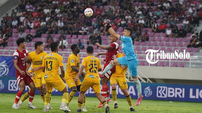 Cuplikan-pertandingan-Persis-Solo-saat-melawan-Semen-Padang.jpg