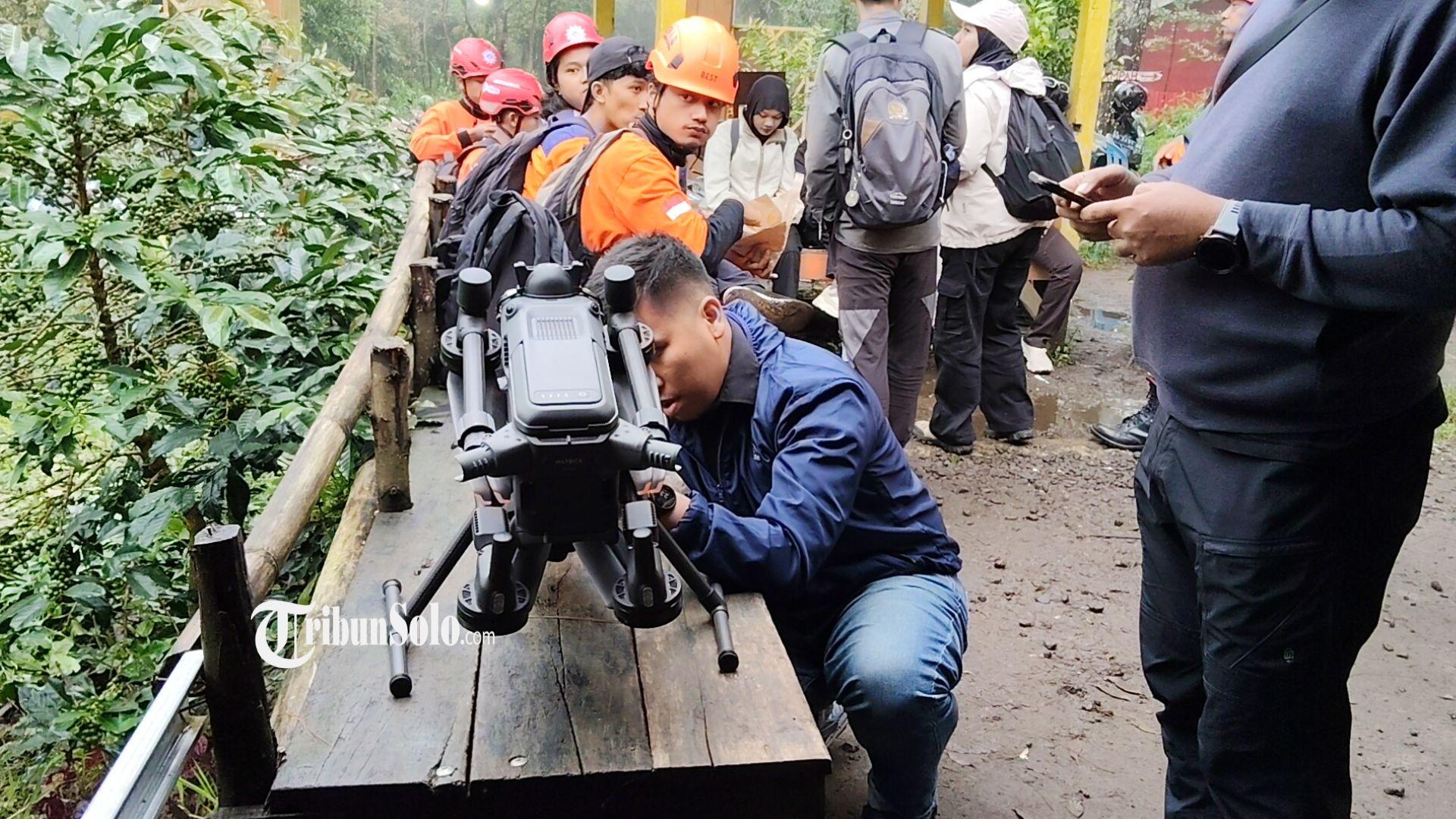 DRONE-Penampakan-pesawat-drone-yang-dikerahkan-untuk-mencari-keberadaan-Yazid-Ahmad-Firdaus-26.jpg