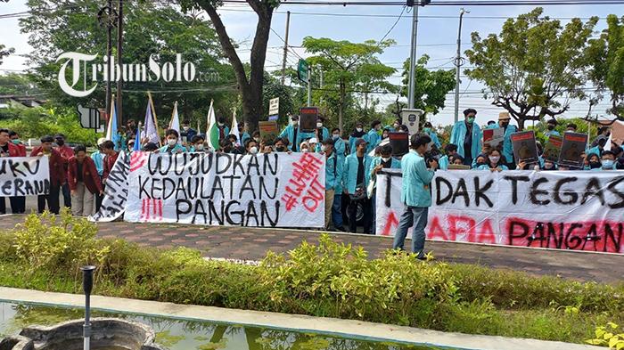 Bawa Tulisan Nyeleneh, Mahasiswa Demo di DPRD Solo: Minyak Goreng Larang, Ra Iso Karaoke