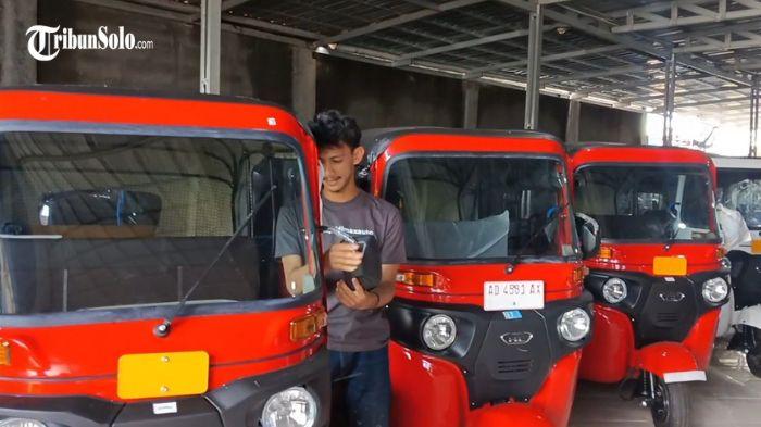Deretan-armada-layanan-angkutan-umum-berbasis-kendaraan-roda-tiga-atau-Bajaj.jpg