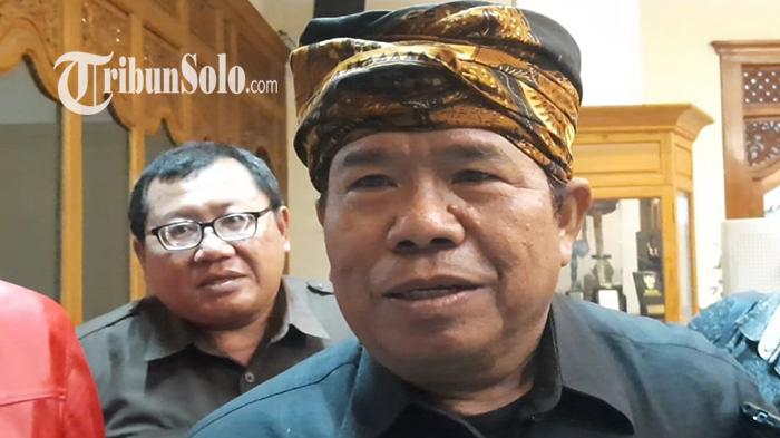 Di-mana-YF-Sukasno-memberika-Sejumlah-anggota-DPRD-Solo-dari-Fraksi-PDIP-menemui.jpg