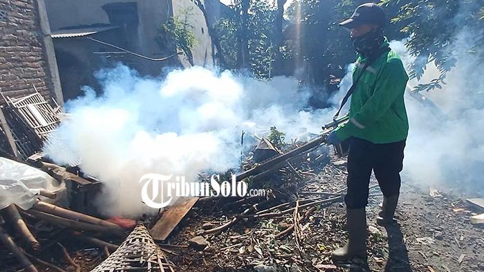 Dinas-Kesehatan-Kabupaten-Sragen-melakukan-fogging.jpg