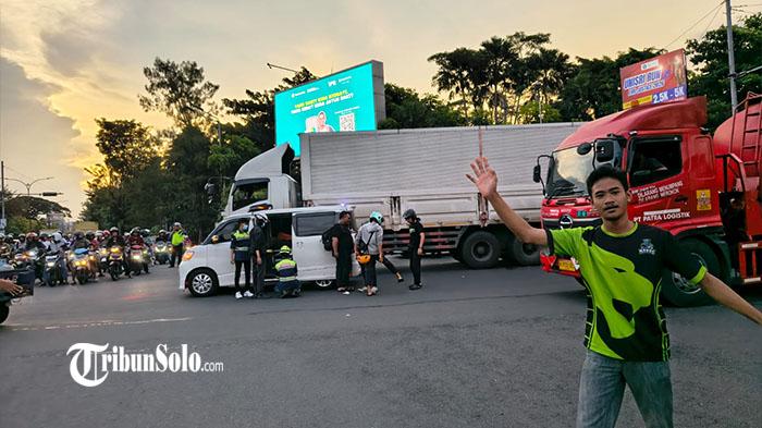 EVAKUASI-KORBAN-TEWAS-Kecelakaan-maut-terjadi-di-simpang-Tugu-Wisnu-Manahan-Solo.jpg