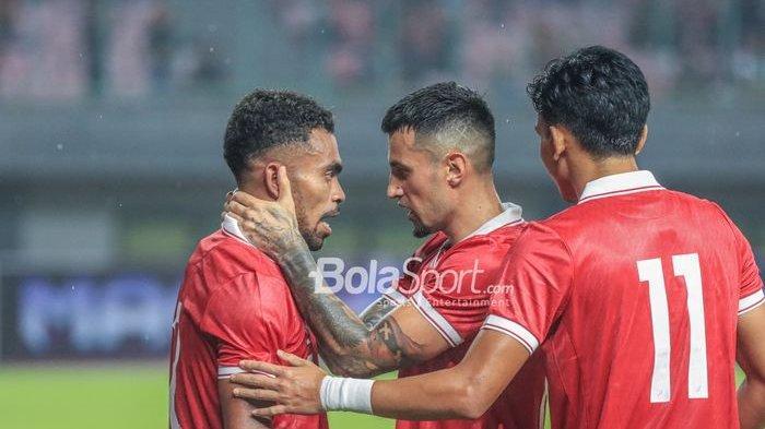 Ekspresi-Yakob-Sayuri-dan-Stefano-Lilipaly-setelah-gol-pertama-timnas-Indonesia.jpg