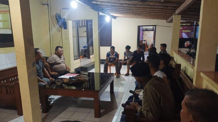 Empat-orang-pelajar-yang-digelandang-ke-Polsek-Baturraden.jpg