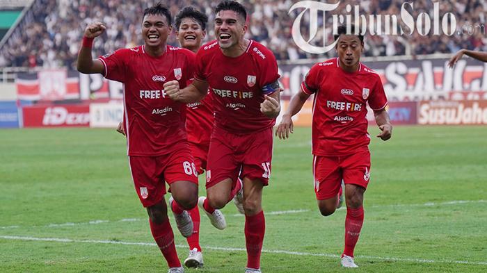 Eskoresi-pesepak-bola-Persis-Solo-Fabiano-Beltrame-tengah-setelah-menceta.jpg