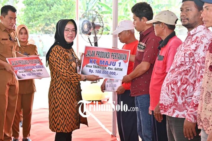 Etik-Suryani-memberikan-pembinaan-kelembagaan-kepada-para-petani.jpg