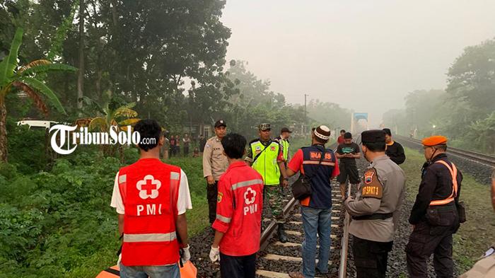 Evakuasi-korban-kecelakaan-kereta-api-di-Desa-Wonotolo-Kecamatan-Gondang-Kabupaten-Sragen.jpg