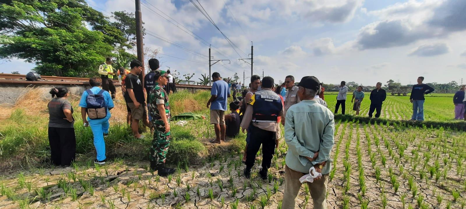 Evakuasi-korban-kecelakaan-tertemper-kereta-api-Sancaka-di-Karanganom-Klaten-Utara-Klaten.jpg