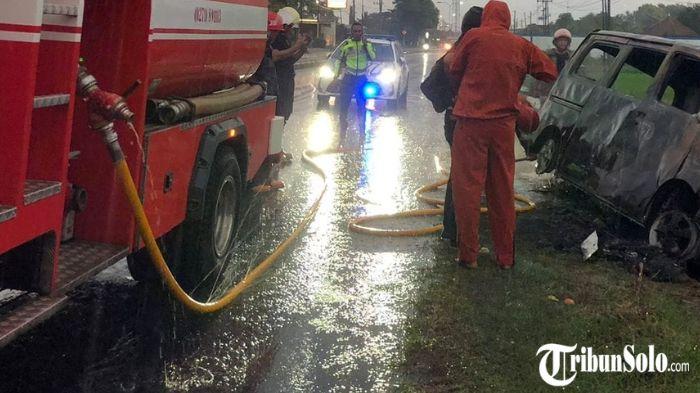 Evakuasi-mobil-terbakar-di-Jalan-Sragen-Solo.jpg