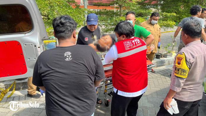 Evakuasi-seorang-pria-tanpa-identitas-meninggal-dunia-di-dalam-mobil-2.jpg
