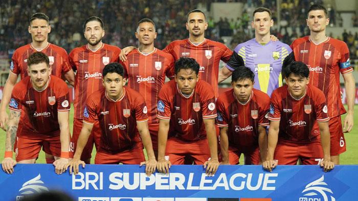 FOTO-KESEBELASAN-Para-pesepak-bola-Persis-Solo-foto-bersama-sebelum-melawan-Dewa-United.jpg