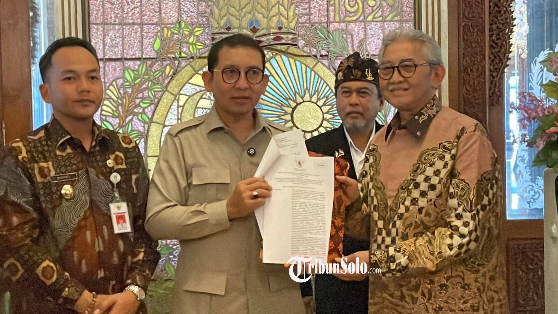 Fadli-Zon-saat-menyerahkan-surat-keputusan-Menteri-Kebudayaan-RI-nomor-8-Tahun-2026.jpg