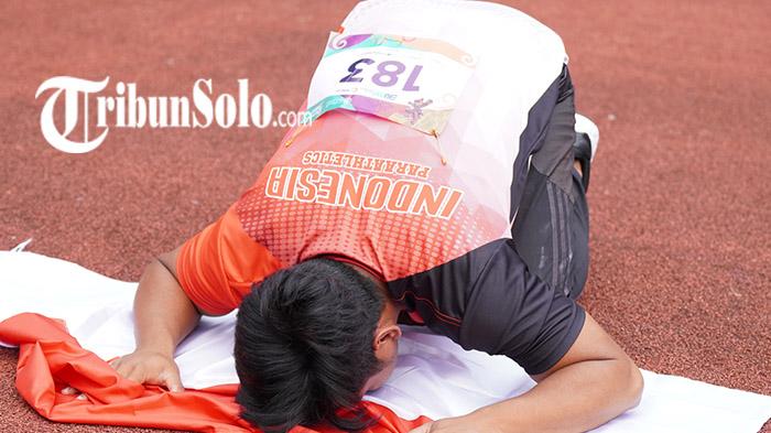 Fauzi-Purwalaksono-sujud-syukur-setelah-mempersembahkan-medali-emas-di-kelas-F57-tolak-peluru-putra.jpg