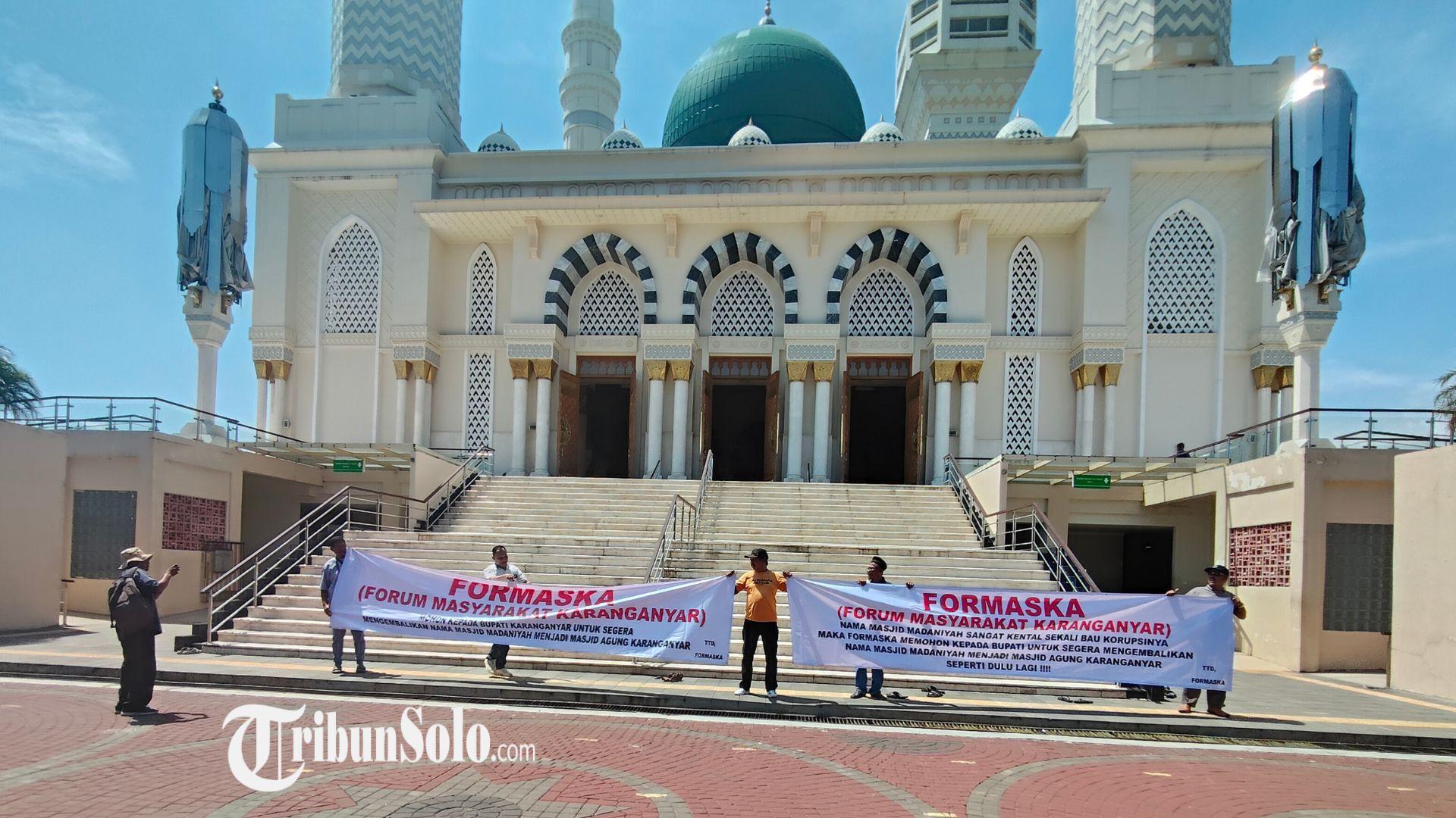 Forum-Masyarakat-Karanganyar-Formaska-membentangkan-spanduk-di-halaman-Masjid-Agung-Madaniyah.jpg