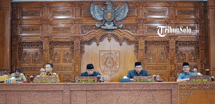 Fraksi-DPRD-Klaten-menyampaikan-paparan-pandangan-umum.jpg