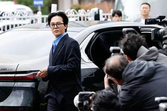 G-Dragon-mengandarai-mobil-BMW-saat-di-kantor-polisi.jpg