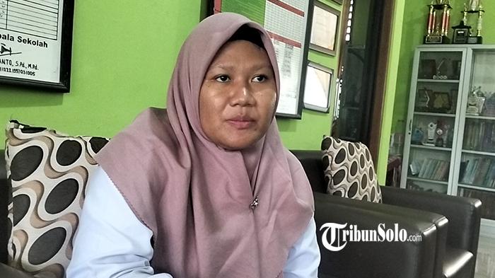 GURU-HONORER-Askaria-Yunita-salah-satu-guru-honorer-SMPN-2-Colomadu-Karanganyar.jpg