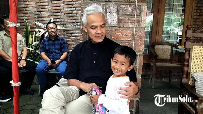 Momen Ganjar Bagi Mainan Anak-anak saat Open House di Rumah Tawangmangu Karanganyar