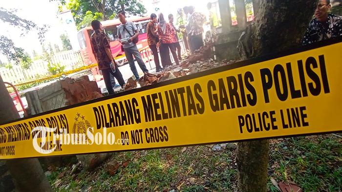 Garis-polisi-melintang-di-area-Gapura-Jurug-yang-ditabrak-bus-Batik-Solo-Trans-BST-Ra.jpg