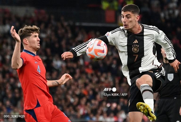 Gelandang-Jerman-Kai-Havertz-mencoba-melewati-bek-Inggris-John-Stones.jpg