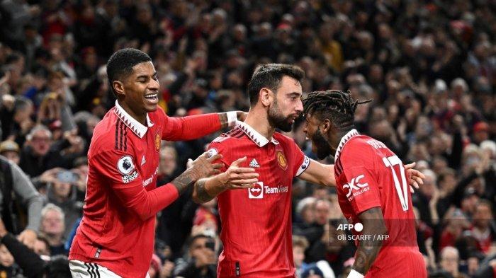 Gelandang-Manchester-United-Bruno-Fernandes-merayakan-dengan-rekan-satu-timnya.jpg