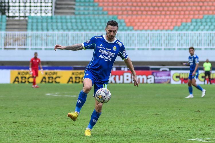 Gelandang-Persib-Bandung-Marc-Klok-beraksi-dalam-laga-Persib-vs-Arema-FC.jpg