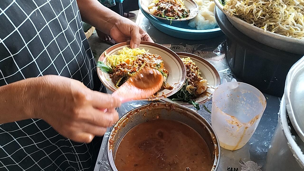 Gendar-pecel-yang-disajikan-di-Warung-Mbok-Samini-di-pinsdrfwet.jpg