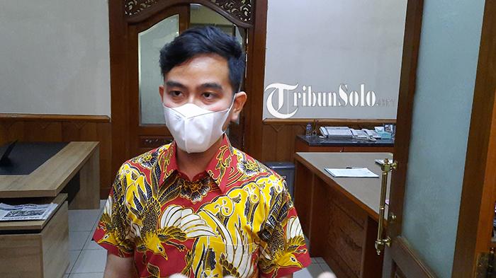 Reaksi Gibran Tahu Ratusan Reklame di Kota Solo Tak Bayar Retribusi : Cari dan Tagih Semua!