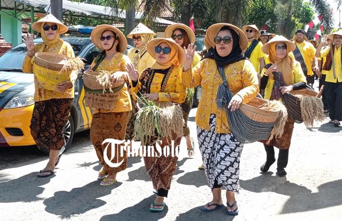 Golkar-Wonogiri-saat-mendaftarkan-bacaleg-ke-Kantor-KPU.jpg