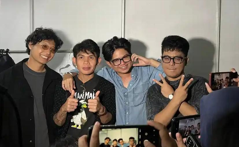 Grup-band-Juicy-Luicy-terkesan-dengan-antusiasme-penonton.jpg